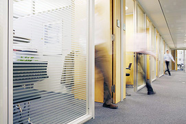 Eine Dynamische Bürosituation mit Bewegungsunschärfe. Dieses Businessfoto ist authenetisch und glaubwürdig für ein Kölner Unternehmen.