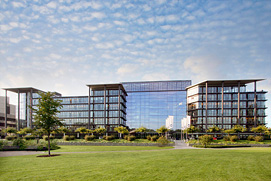Foto von einer Total Ansicht des Unternehmens Hauptsitz eines Düsseldorfer Unternehmens.  Sehr guter Architektur- und Immobilien-Fotograf in Düsseldorf.
