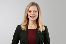 Bewerbungsfoto Leverkusen. Seriöses Bewerbungsfoto von einer Frau vor grauem Hintergrund
