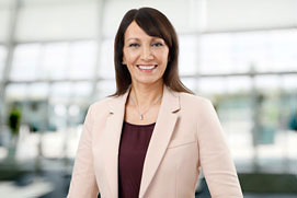 Bewerbungsfotos Hilden. schönes Bewerbungsfoto von einer Frau vor unscharfem Büro Hintergrund.