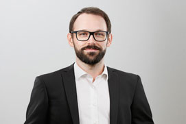 Bewerbungsfotos Hilden. schönes Bewerbungsfoto von einem Mann freigestellt vor  Hintergrund.