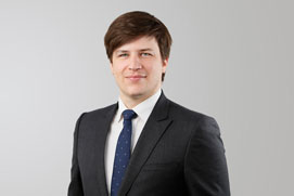 Bewerbungsfotos Hilden. Freigestelltes Bewerbungsfoto von einem Mann vor grauem Hintergrund.