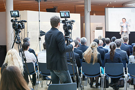 Ein Kamera Team filmt das Publikum auf einen Business Event in Frankfurt.