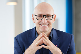 Business Portrait Timotheus Höttges, Vorstandsvorsitzender der deutschen Telekom von einem professionellen Business-Fotograf.