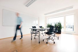Eien Businessfotografie der Büroatmosphäre in einem Kölner Unternehmen. Hand, Stift, und Tastatur ergeben ein stimmiges Gesamtbild.