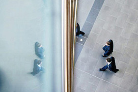 Unternehmensatmosphäre in der Lobby. Businessfoto für einen Jahresfinanzbericht einer Bank aus Düsseldorf.