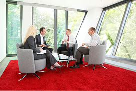 Businessfoto der Büroatmosphäre mit Gesprächssituation in einer Anwaltskanzlei aus Aachen. Für die Website und Broschüren der Kanzlei.