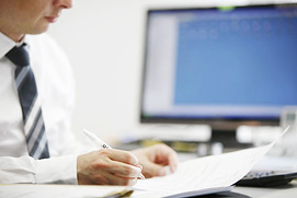 Büroatmosphäre mit Stift und Monitor. Ein Atmosphärisches  Businessfoto für eine Anwaltskanzlei aus Düsseldorf.