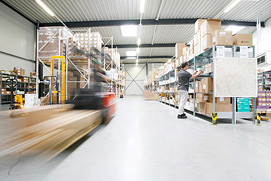 Dynamische Foto eines Hochregallagers. Das Dynamische Businessfoto zeigt Mitarbeiter bei der Arbeit für ein Bonner Unternehmen.