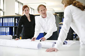 Businessfotos Köln, Bonn, Düsseldorf. Architekturbüro in Aktion. Businessfoto das eine Planungssituation zeigt für Ein Architekturbüro aus
Köln.