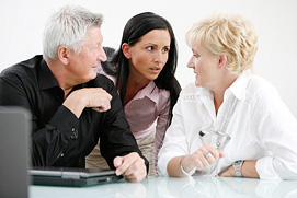  Intime dreier Gesprächssituation. Dieses sehr schöne Businessfoto entstand in einem Unternehmen aus Bonn.