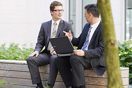 Corporate Governance im Garten. Gepflegte Unternehmenskultur, Mitarbeiter arbeiten im Garten als atmosphärisches Businessfoto für ein Unternehmen.