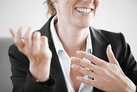 Businessfotos Köln, Bonn, Düsseldorf. Handgestig in einer Gesprächssituation. Businessfoto zum Aufbau von Vertrauen für eine Beraterin aus Bonn.