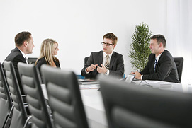 Businessfotos Köln, Bonn, Düsseldorf. Besprechungssituation für ein Bonner Softwareunternehmen. Businessfoto einer authentischen Businesssituation.