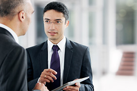 Businessfotos Köln, Bonn, Düsseldorf. Beratungssituation mit erklärender Handgestig. Businessfoto für einen Businesscoach aus Köln.