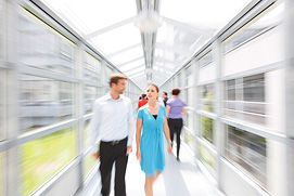 Businessfotos Köln, Bonn, Düsseldorf. Mitarbeiterin in entspannter Situation am Monitor als Businessfoto. Büroatmosphäre in eine Bank aus Düsseldorf.