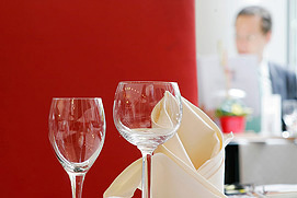 Restaurant Atmosphäre eingefangen durch ein Foto von Zwei Weingläsern mit Tischdekoration in einem Hotel Restaurant in Bonn. Schöne Gastronomie Fotografie vom Bonner Fotograf.