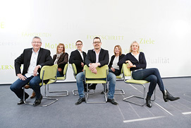 Entspanntes Teamfoto des Vertriebes eines Unternehmens aus Frankfurt. Businessfotograf für Frankfurt.