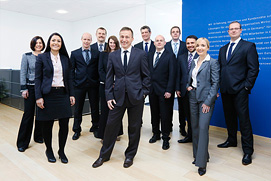 Gruppenfoto vor einem Europäischen Institut.