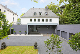 Ein helles Panorama Foto vom einer Bonner Villa. Businessfotograf für Immobilien Fotos in Köln und Bonn.