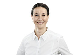 Mitarbeiterfotos Duisburg. Dynamisches Mitarbeiterfoto von  einer Frau  freigestellt vor weissem Hintergrund für ein Unternehmen.