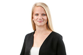 Mitarbeiterfotos Frankfurt. Mitarbeiterportrait von einer Rechtsanwältin freigestellt vor weissem Hintergrund für ein Unternehmen.