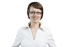 Mitarbeiterfotos Duisburg. Lockeres Mitarbeiterfoto von einer Frau freigestellt vor weissem Hintergrund für ein Unternehmen.