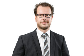 Mitarbeiterfotos Frankfurt. Mitarbeiterportrait von einem Rechtsanwalt freigestellt vor weissem Hintergrund für ein Unternehmen.
