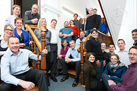 Ein Teamfoto der Auszubildenden einer Kölner Consult Firma. 