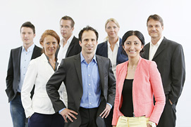 Besonderes Teamfoto mit sehr vielen Personen für eine Frankfurter Bank. Businessfotografie Köln, Frankfurt.