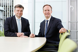 Teamfoto in der Frankfurter Niederlassung eines Weltweit aufgestellten Unternehmens vom Businessfotografen in Frankfurt.