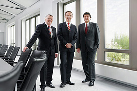 Diese Teamfoto zeigt drei Brater einer Düsseldorfer Beratungsgesellschaft.