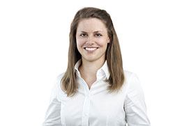 Freigestelltes Teamfoto von einer Frau vor weissem Hintergrund für ein Düsseldorfer Unternehmen.