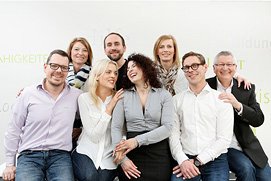 Lockeres Teamfoto mit dem Wir-Gefühl für ein Unternehmen aus Düsseldorf.