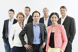 Dynamisches Teamfoto einer Gruppe vor weissem Hintergrund für ein Unternehmen aus Bonn.
