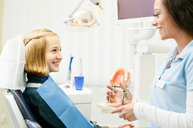 Prophylaxe Beratung mit Zahnarzthelferin und Kind in einer Leverkusener Zahnarztpraxis. Schön helle Praxisfotos aus Leverkusen.