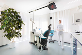 Dynamisches Foto eines Behandlungsraumes in einer Düssledorfer Zahnarztpraxis. Dynamische Zahnarztpraxis Fotos vom professionellen
Fotografen in Düsseldorf.