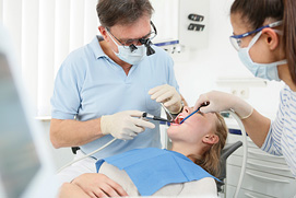 Behandlungssituation mit Zahnarzt und Patientin bei einer Zahnarztpraxis in Düsseldorf. Professionelle Fotos für Zahnärzte aus Düsseldorf.