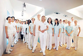 Teamfoto am Empfang mit sehr vielen MitarbeiterInnen einer Kölner Zahnarztpraxis. Gezielte professionelle Praxisfotos im Köln Bonner Raum.
