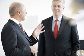 Eine Gesprächssituation mit zwei Personen aufgenommen als Businessfoto in Köln.
