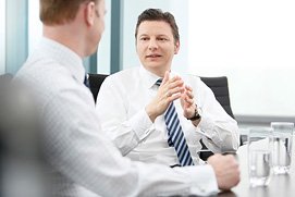 Businessfoto der Büroatmosphäre mit Gesprächssituation in einer Anwaltskanzlei aus Köln.