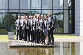 Gruppenfoto mit zwei Geschäftsführern für eine Düsseldorfer Rechtsanwalts Kanzlei. Business Fotograf für Düsseldorf.