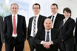Diese Gruppenfoto zeigt drei Brater einer Düsseldorfer Beratungsgesellschaft.