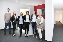 Teamfoto der Frankfurter Niederlassung eines Bonner Unternehmens. Besonders ist die Anordnung der Personen vor dem Wort 