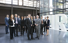 Zweier Teamfoto der Geschäftsführung einer Düsseldorfer Werbeagentur. Besondere Teamfotos vom Businessfotografen in Düsseldorf