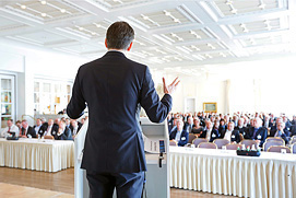Rednerfoto von hintern mit Blick auf das Publikum bei einem Business Event in Bonn.