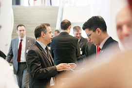 Kommunikationssituation bei einem Düsseldorfer Business Event. Professionelle
Eventfotos in Bonn.