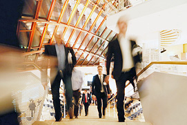 Ein Dynamisches Eventfoto. Das Publikum ersteigt eine Treppe im Veranstaltungsaal. Dynamische Eventfotos in Düsseldorf.
