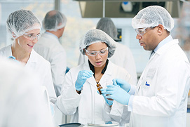Labor Foto von drei Mitarbeitern bei der Prüfung von Chemikalien. Sehr guter Industrie- und Business-Fotograf in NRW.