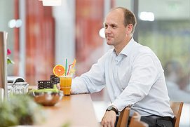 Schönes Foto von einem Mann entspannt am Tresen mit einem Fruchtcocktail in einem Essener Hotel Restaurant. Sehr gute Gastronomie und Hotel Fotografie für Essen und NRW.